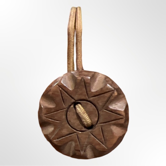 Orang straw bag with Woden handle and snap elastic on widen button. Used - Picture 5 of 12